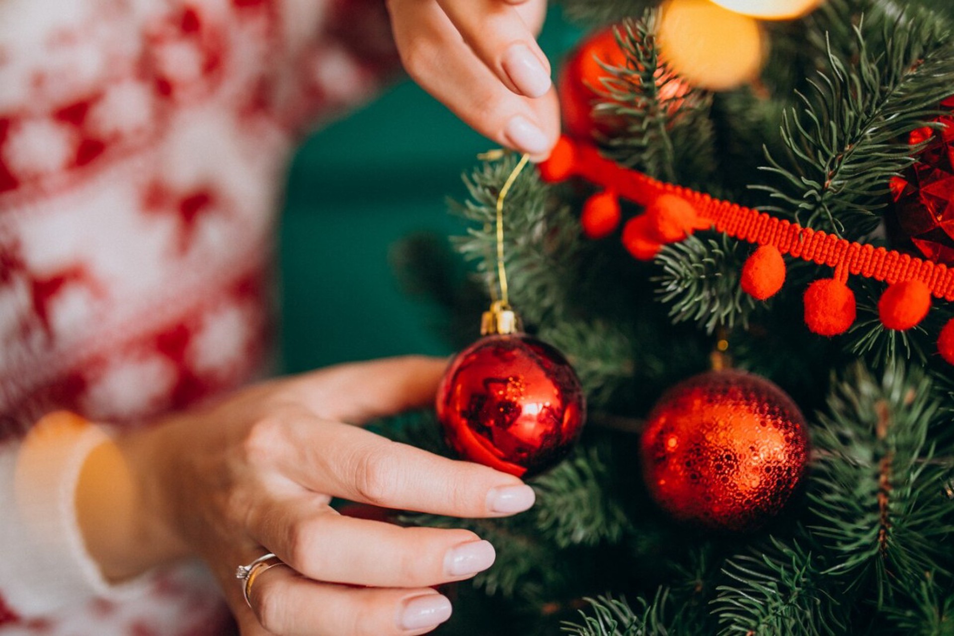 Срочно убирать новогодние елки призвали россиян