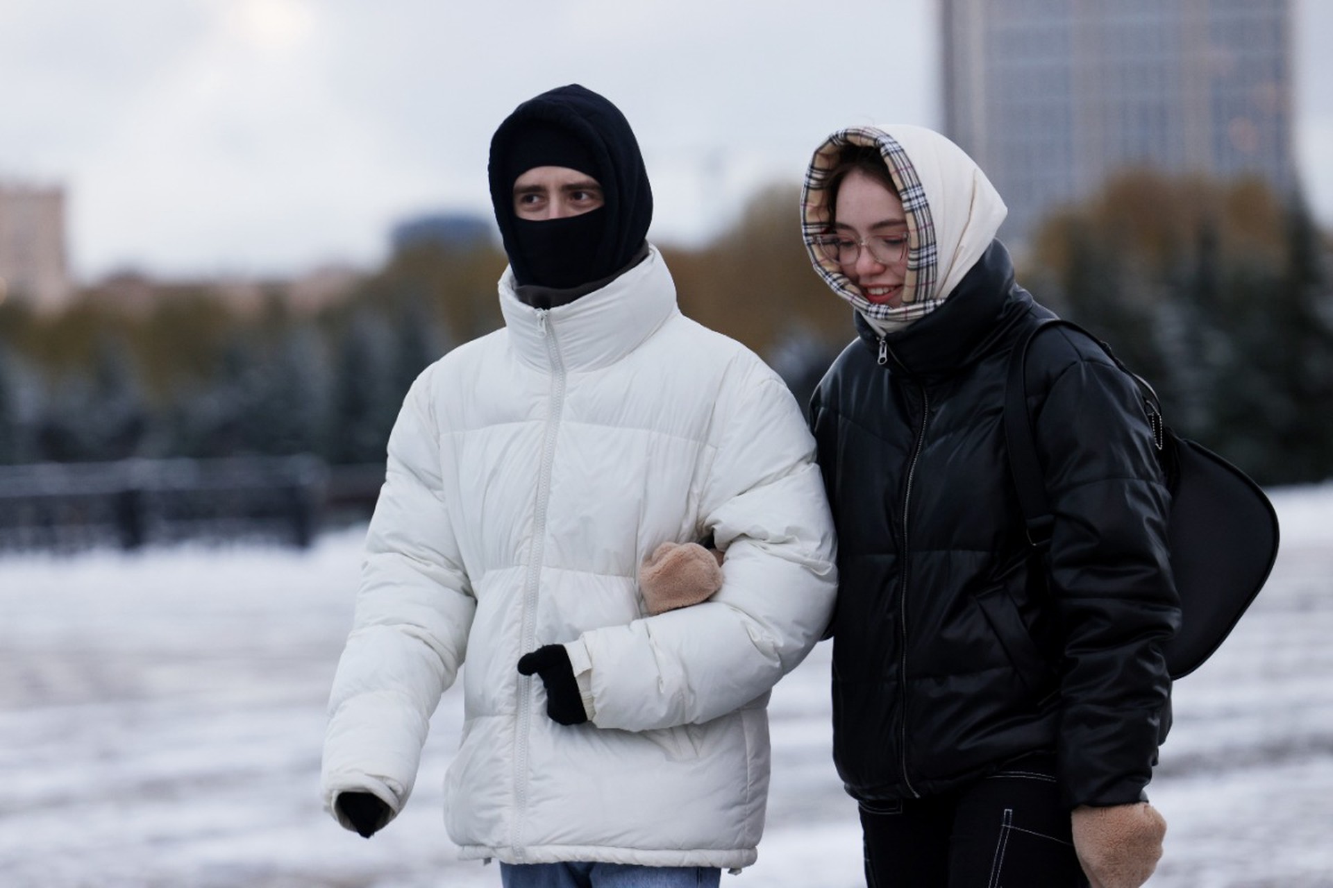 Стилист посоветовала, как одеваться в снег весной