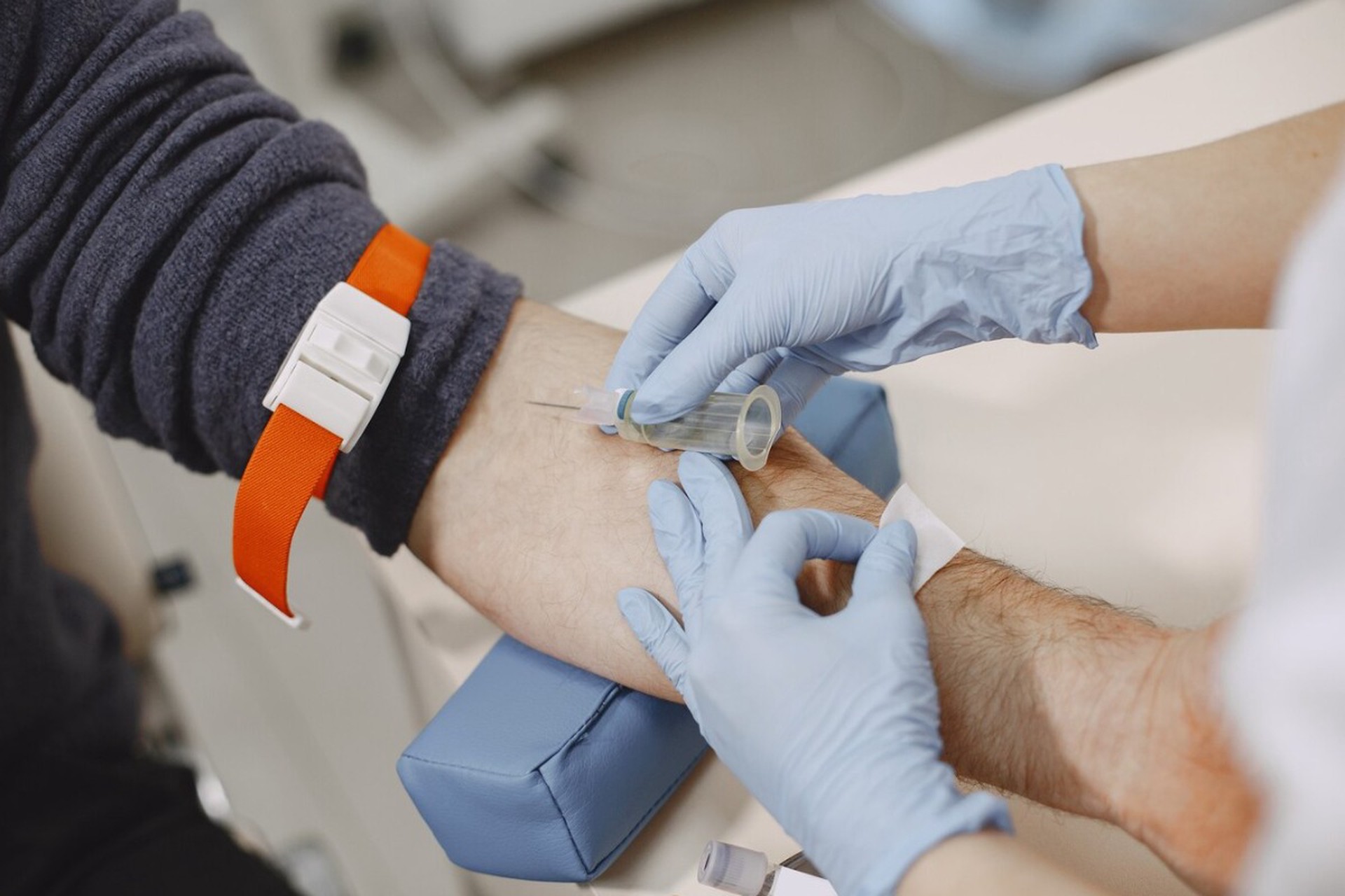 Мигранты с сифилисом устроились на работу в России из-за врача