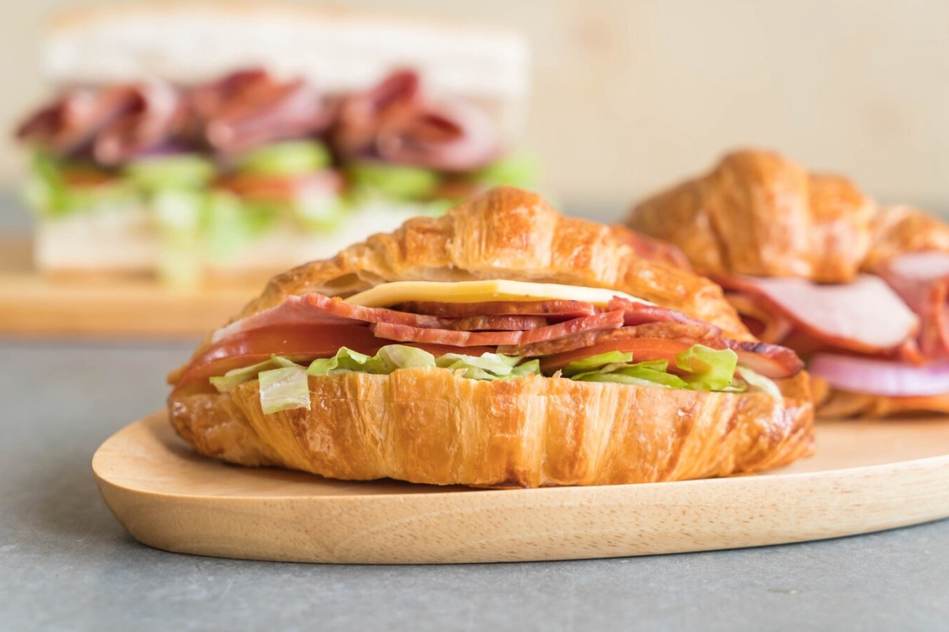 Горячие и сытные: названы самые любимые бутерброды россиян