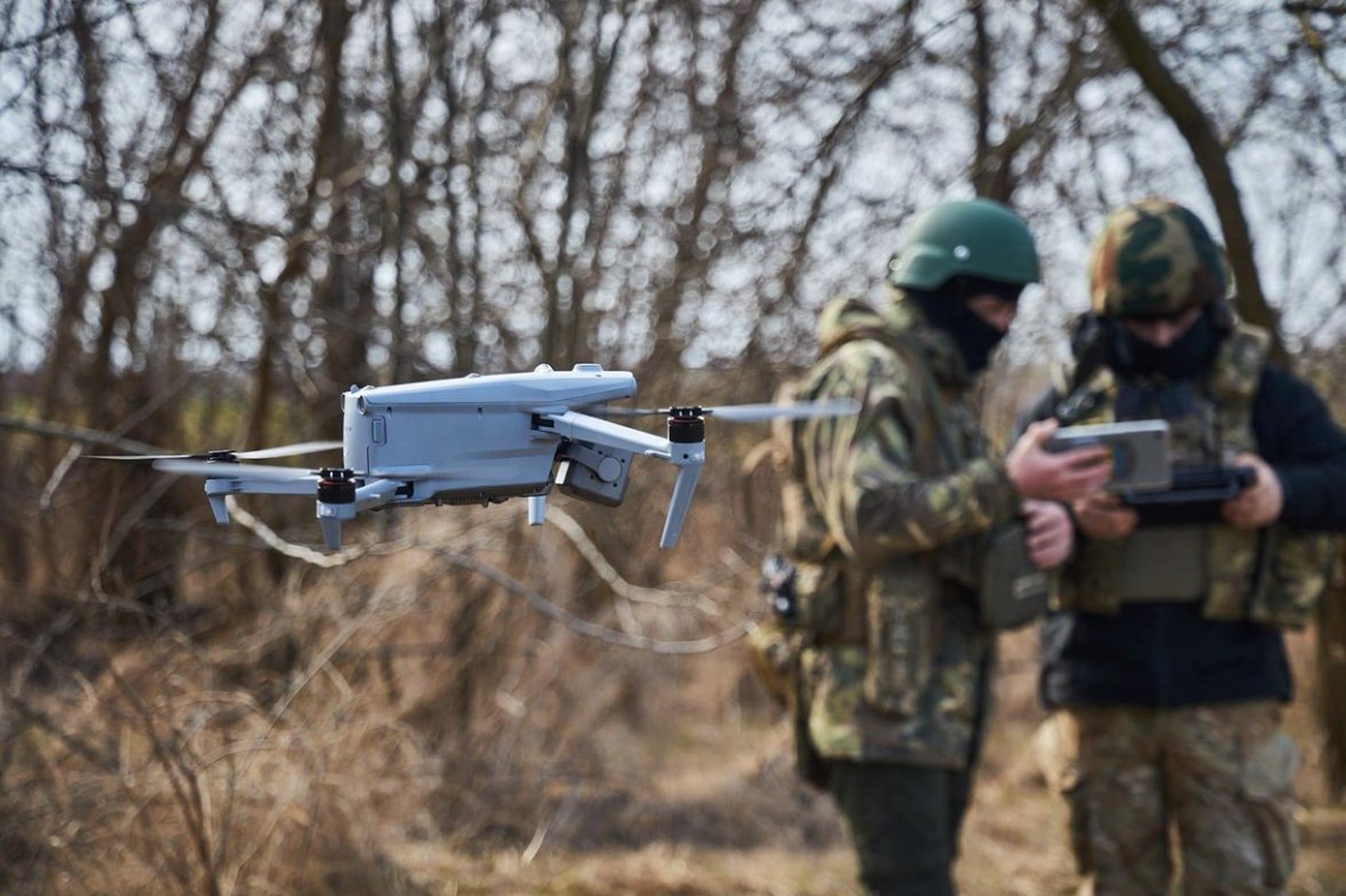 Четверо мирных жителей пострадали при атаках БПЛА в российском регионе 