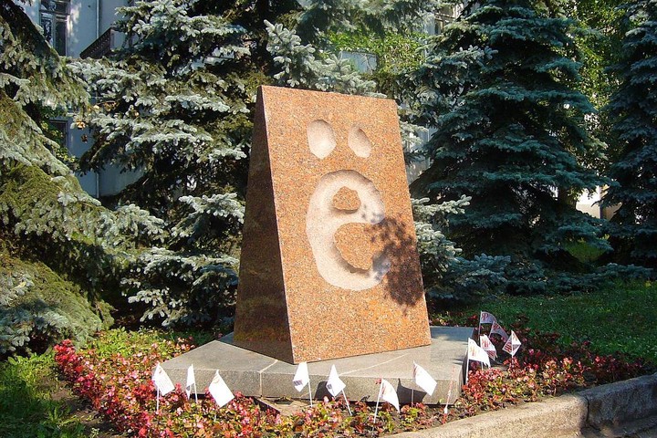 <p class="MsoNormal" style="line-height: 150%;"><span style="font-size: 14.0pt; line-height: 150%; font-family: 'Times New Roman',serif;">В каком городе стоит самый большой памятник букве «ё»?</span></p>