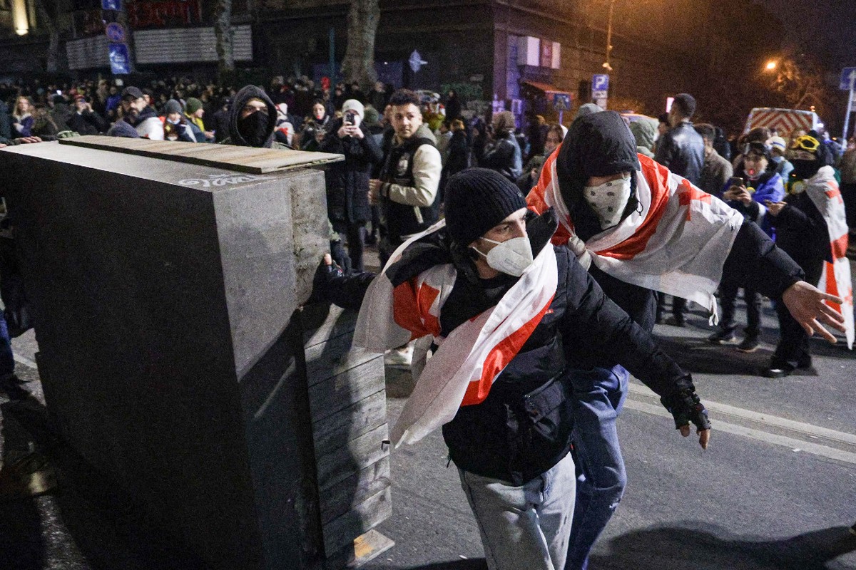 В Грузии запретят скрывать лица на митингах