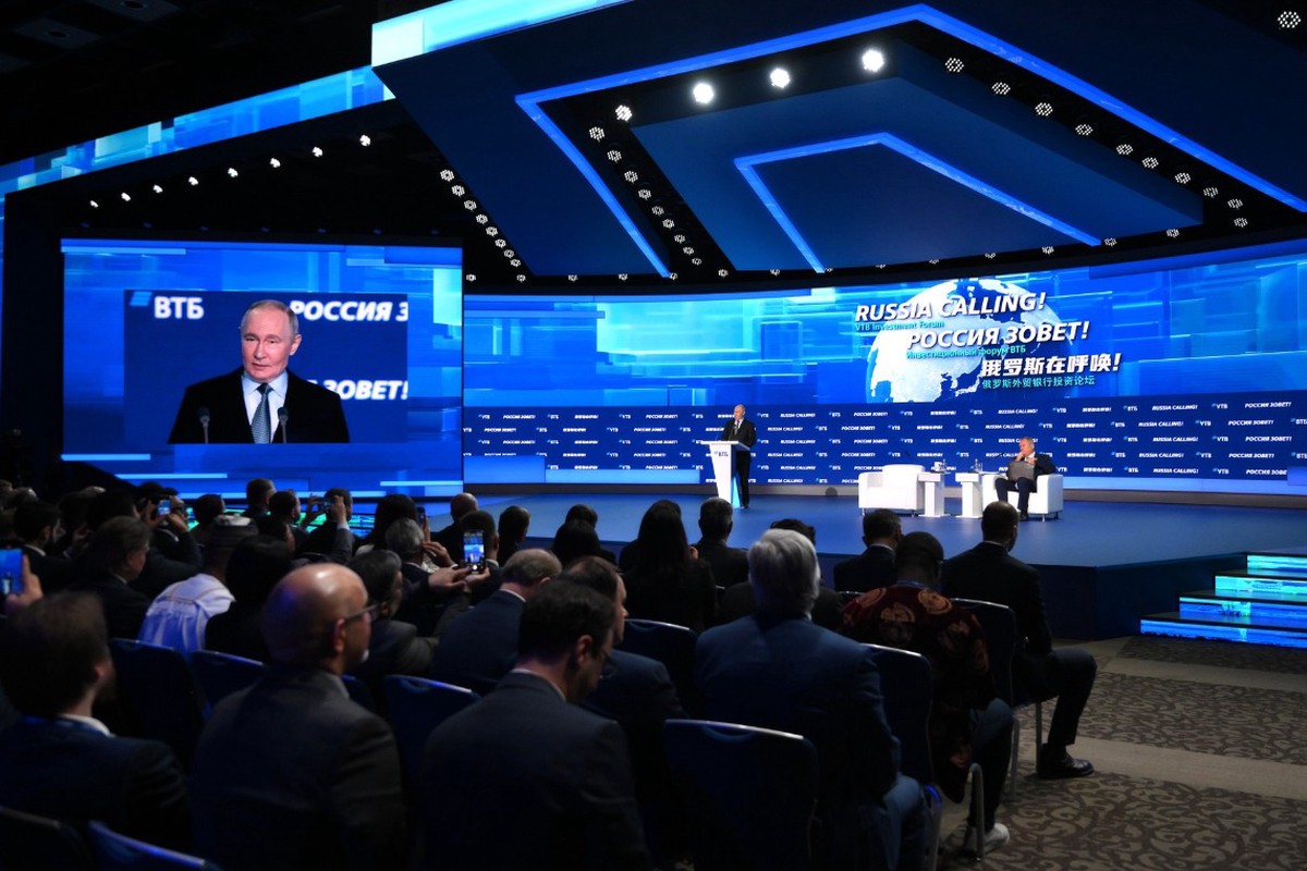 Путин: Россия стремится укрепить экономический суверенитет