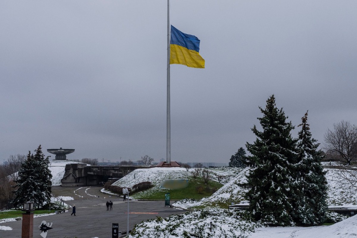 Главный флаг Украины сняли с флагштока в Киеве