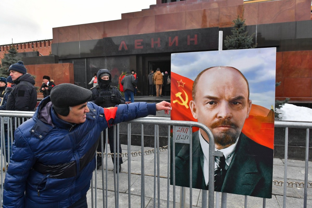 Парламентарий Цеков призвал захоронить тело Ленина