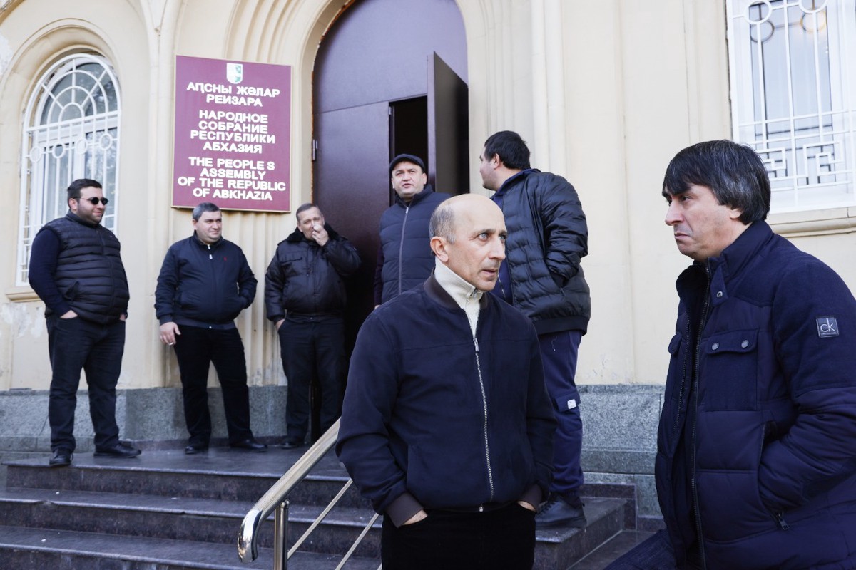 В мэра мэр: за что один абхазский депутат стрелял в другого