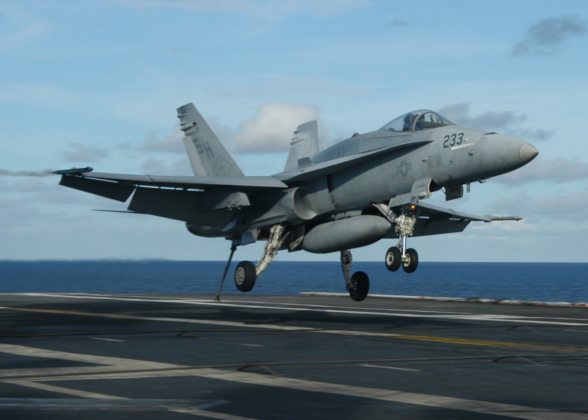 Истребитель F-18 упал в море с авианосца Harry Truman
