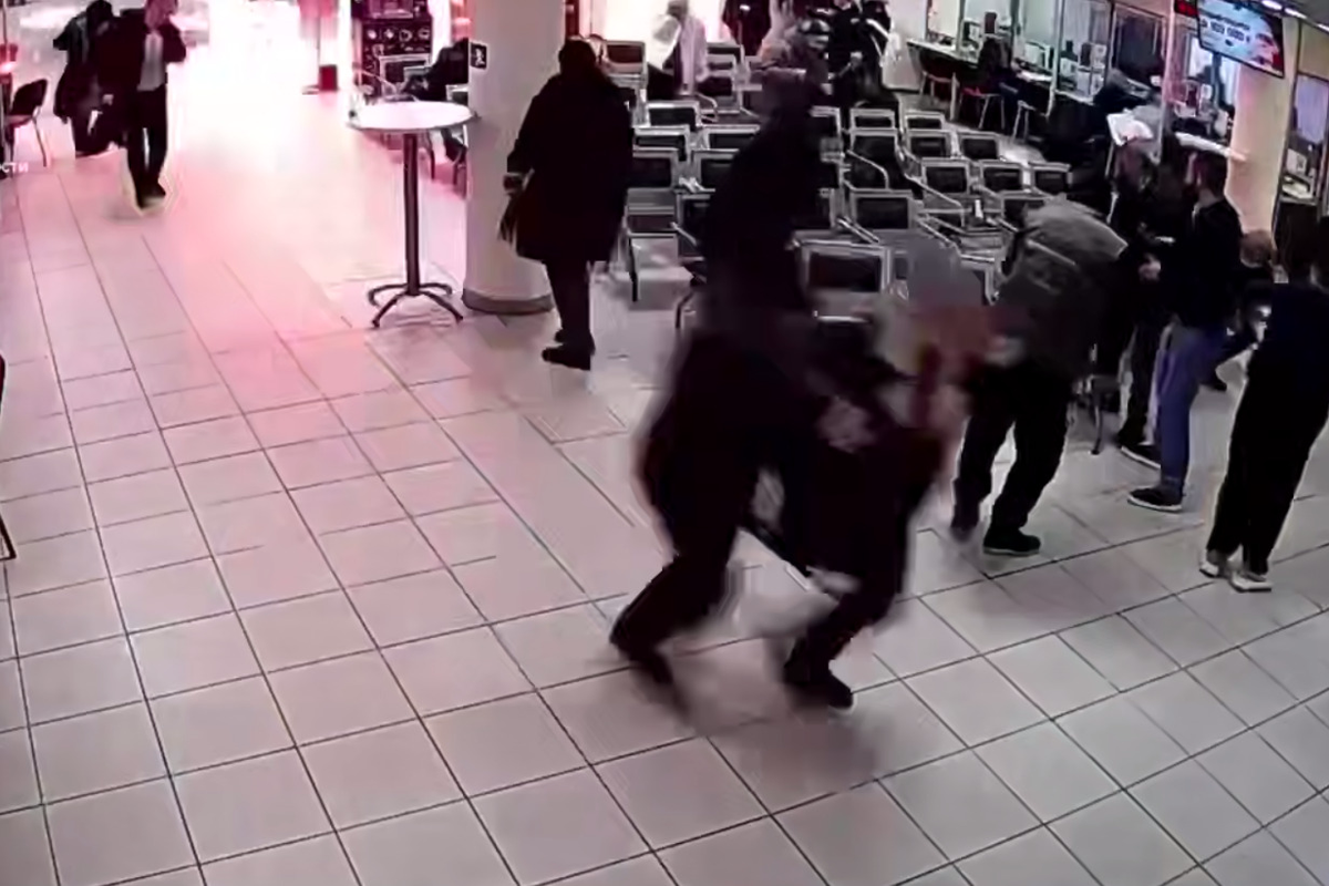 Подполковник Иванников призвал ввести уголовное наказание за взрывы петард в ТЦ