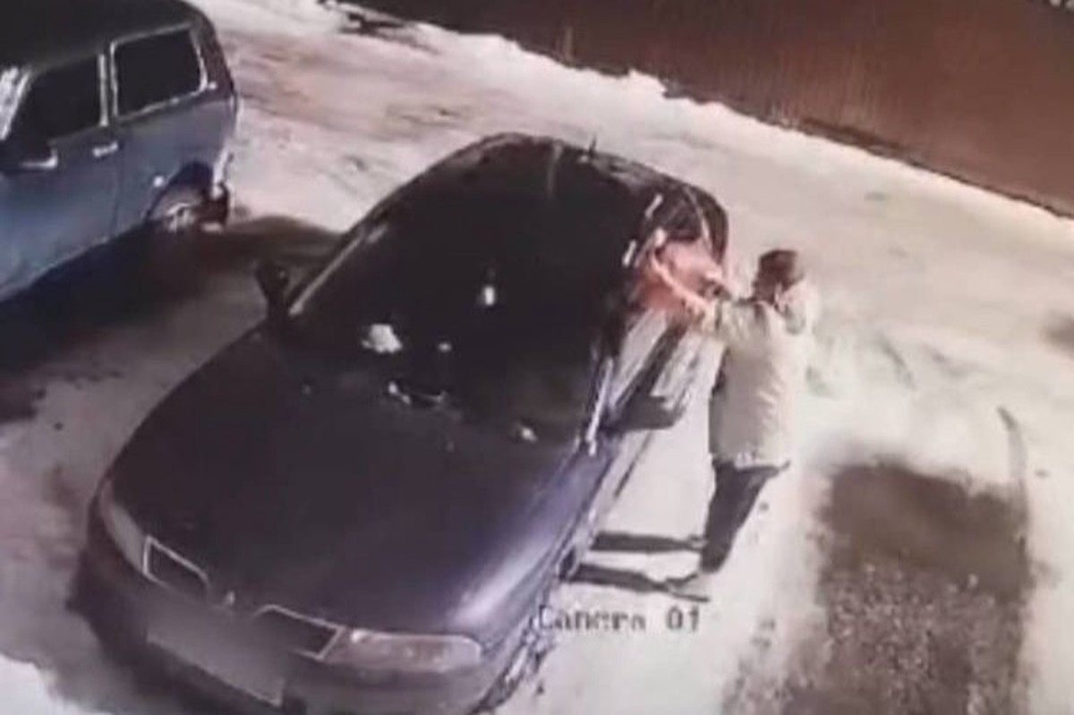 В Брянске пенсионерка по заданию мошенников подожгла автомобиль возле здания полиции