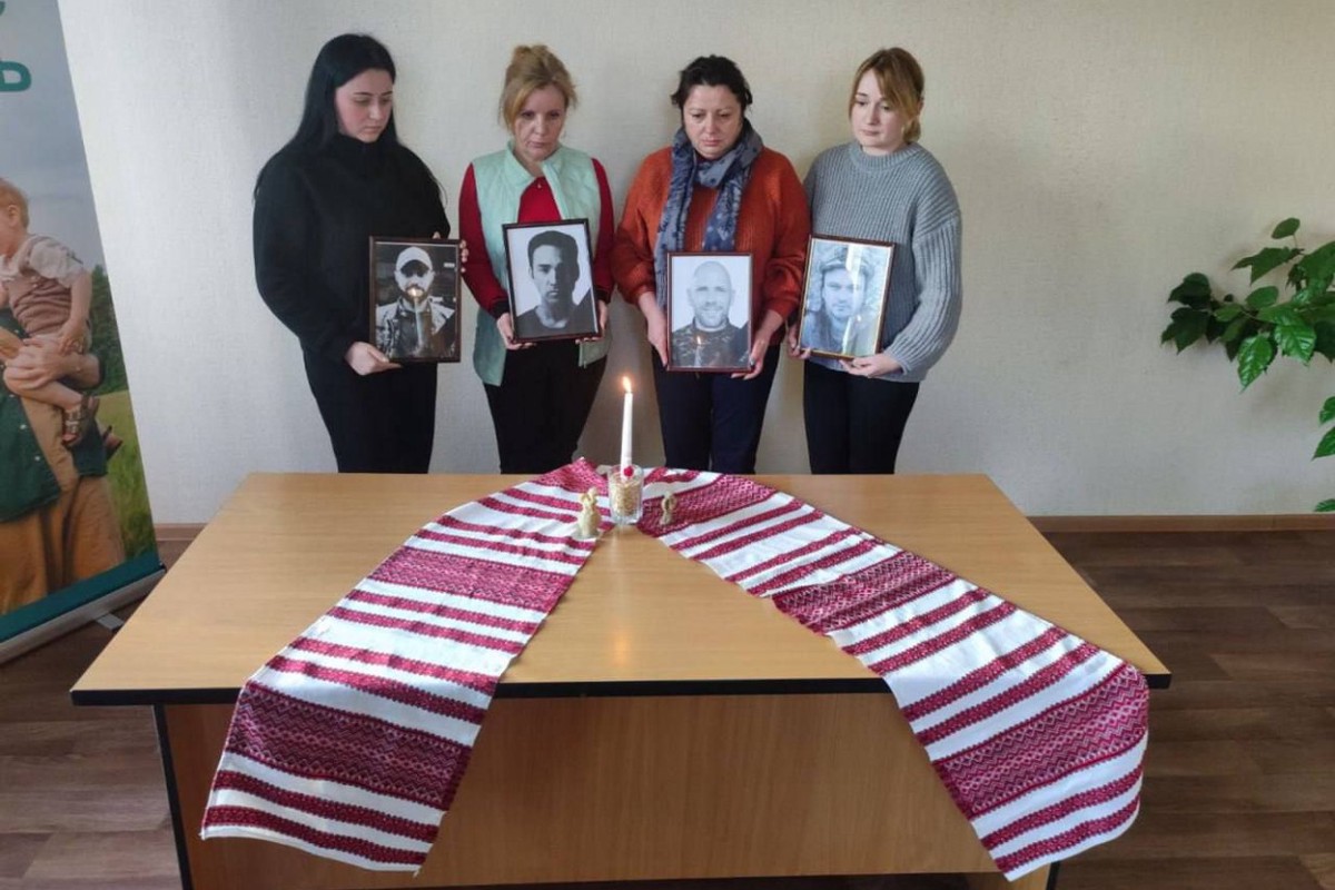 Mash: На Украине почтили память «павших в Курской области» бойцов фотографиями порноактёров 