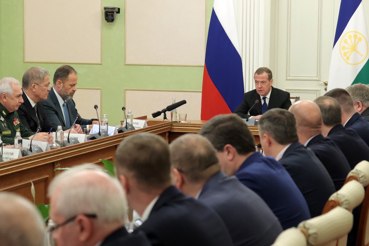Медведев раскрыл число заключивших контракт на военную службу