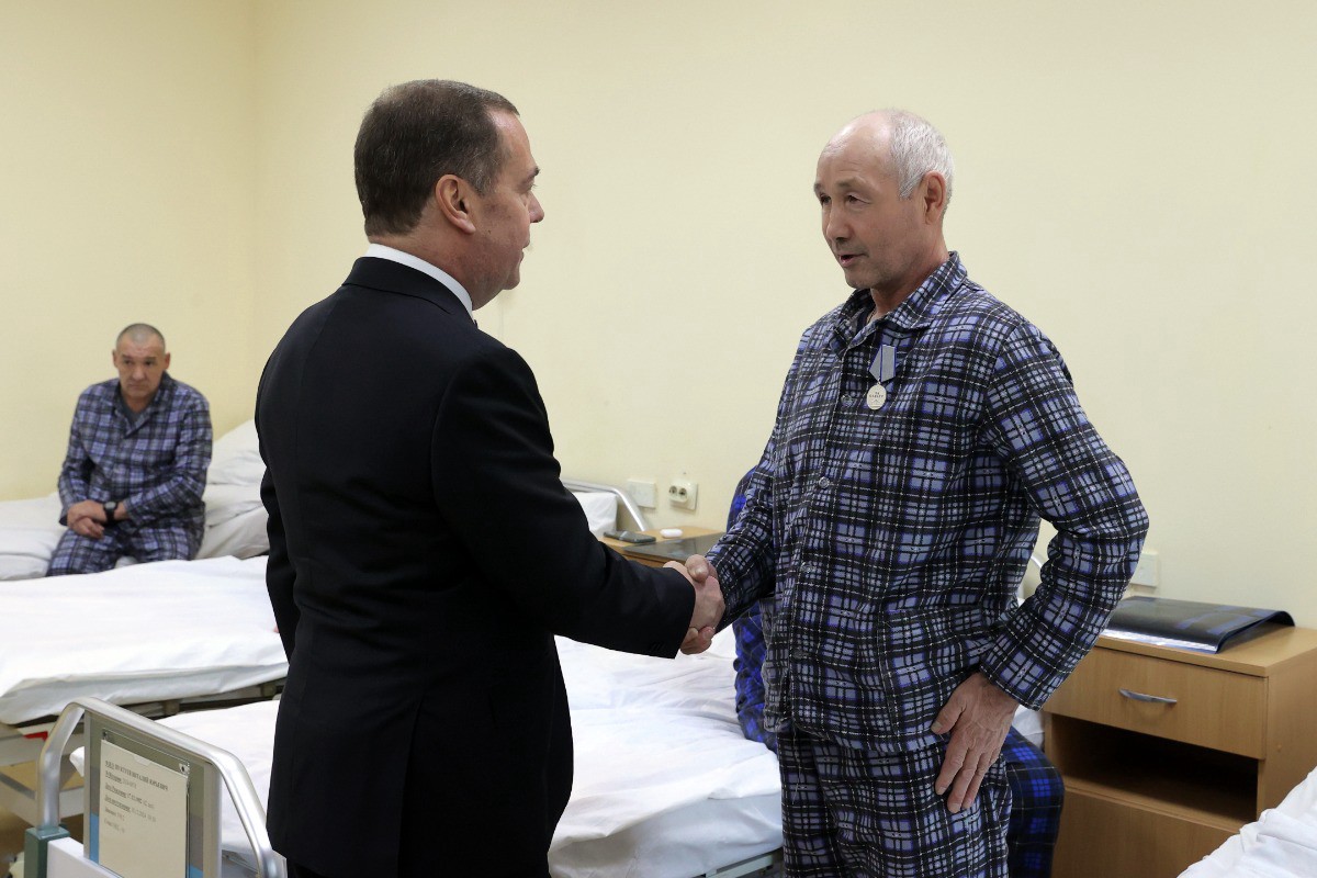Медведев вручил награды участникам СВО, находящимся на лечении в Уфе