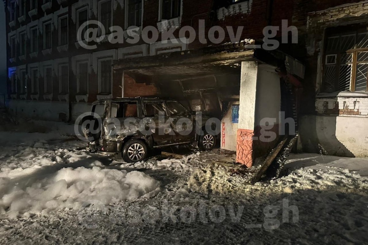 Мужчина на внедорожнике врезался в здание военкомата в городе Гусь-Хрустальном