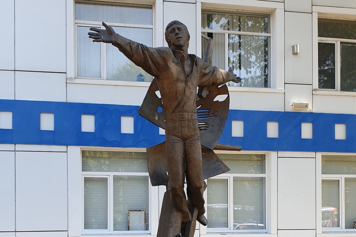 В Одессе демонтировали памятник Высоцкому