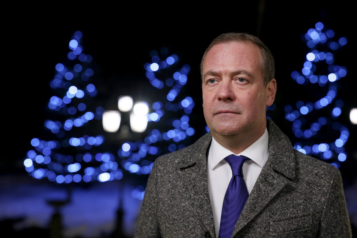 «Нас не сломить»: Медведев поздравил россиян с наступающим Новым годом