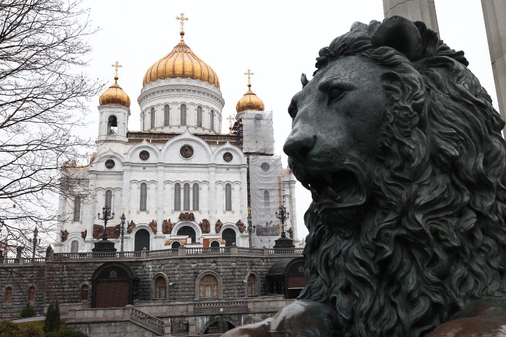 Школьники забрались на купол храма Христа Спасителя ради хайпа