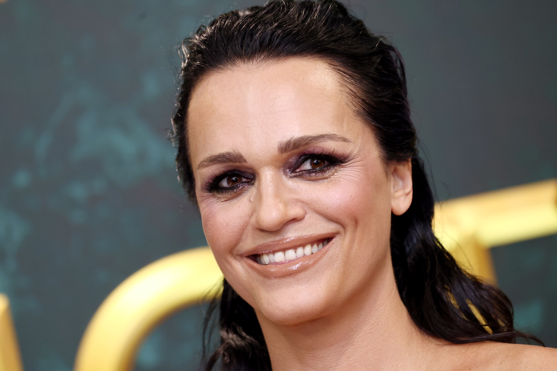 Звездный нарколог предложил помощь певице Славе