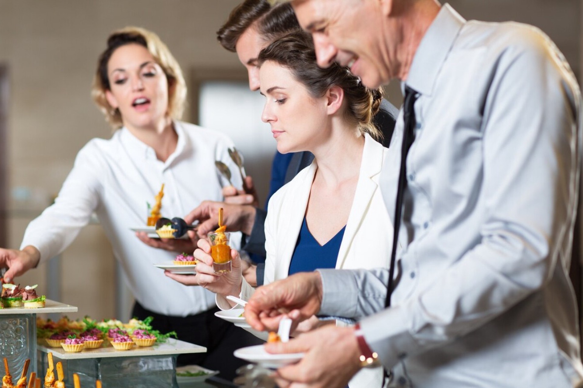 Юрист рассказал, как отсудить у работодателя компенсацию за «украденный» обед