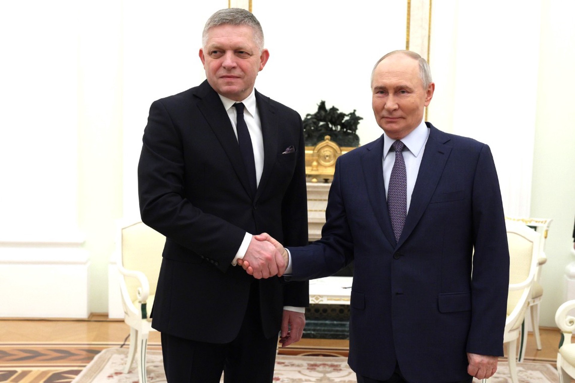 Фицо назвал смешными угрозы Зеленского в адрес гостей парада Победы в Москве