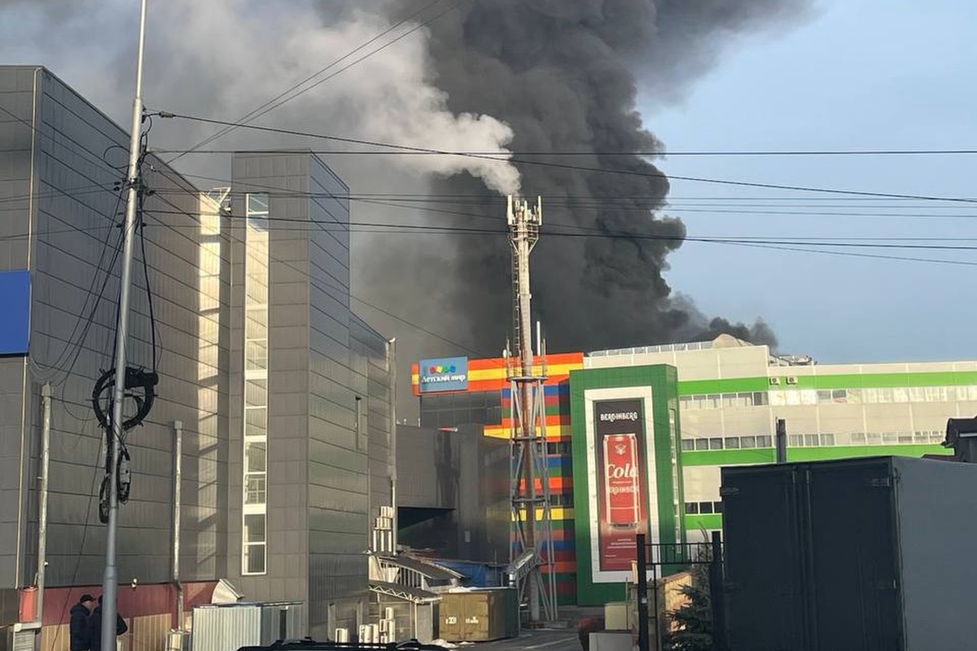 Во Владикавказе после взрыва загорелся ТЦ «Алания Молл», девять пострадавших