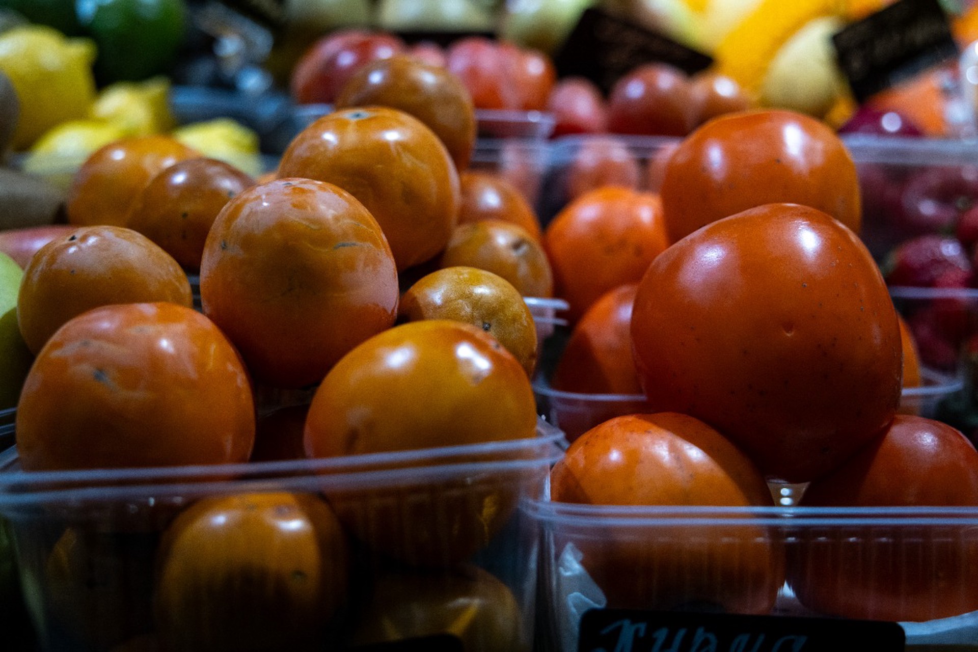 Врач рассказала, кому нельзя есть хурму