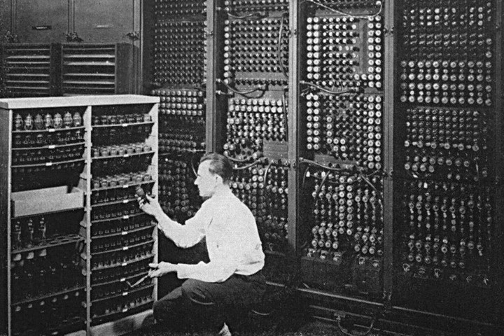 <p>Как выглядели первые в истории компьютеры?&nbsp;</p>