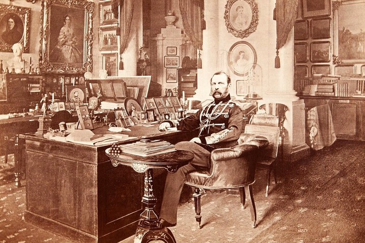 <p class="MsoNormal" style="line-height: 115%;"><span style="font-size: 14.0pt; line-height: 115%; font-family: 'Times New Roman',serif;">При каком императоре в России впервые в уголовный процесс были введены две стороны &ndash; обвинение и защита?</span></p>