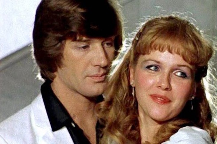 <p class="MsoNormal" style="line-height: 150%;"><span style="font-size: 14.0pt; line-height: 150%; font-family: 'Times New Roman',serif;">Продолжите фразу из кинофильма &laquo;Чародеи&raquo;: &laquo;Вот она, жизнь холостяцкая. Некому даже [&hellip;]&raquo;</span></p>