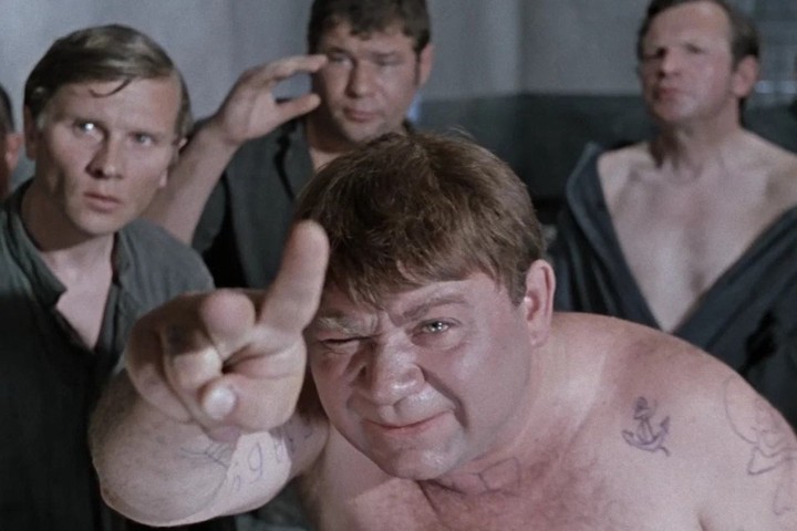 <p class="MsoNormal" style="line-height: 150%;"><span style="font-size: 14.0pt; line-height: 150%; font-family: 'Times New Roman',serif;">На каком языке напечатаны газеты, которые читает на стадионе сбежавшая из тюрьмы группа бандитов в фильме &laquo;Джентльмены удачи&raquo;? </span></p>