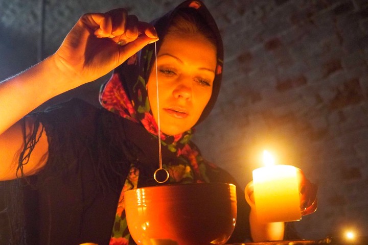 <p class="MsoNormal" style="line-height: 115%;"><span style="font-size: 14.0pt; line-height: 115%; font-family: 'Times New Roman',serif;">В России до сих пор существует языческая народная традиция &ndash; гадать на Рождество. В какой промежуток времени это обычно делается? </span></p>