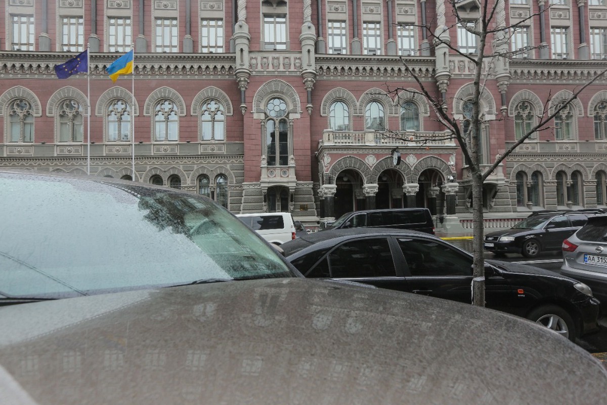Нацбанк Украины загорелся после взрывов в Киеве