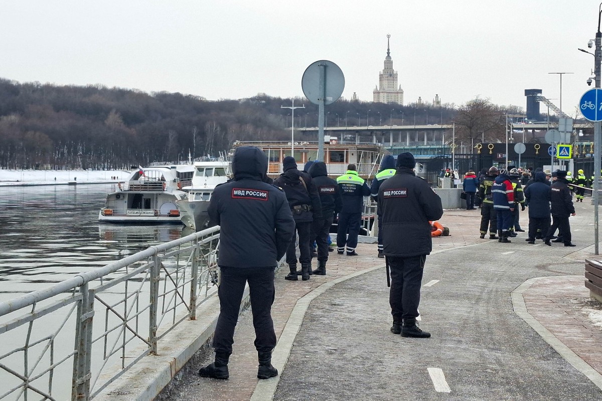 SHOT: Тело водителя обнаружили внутри упавшего в Москву-реку автомобиля