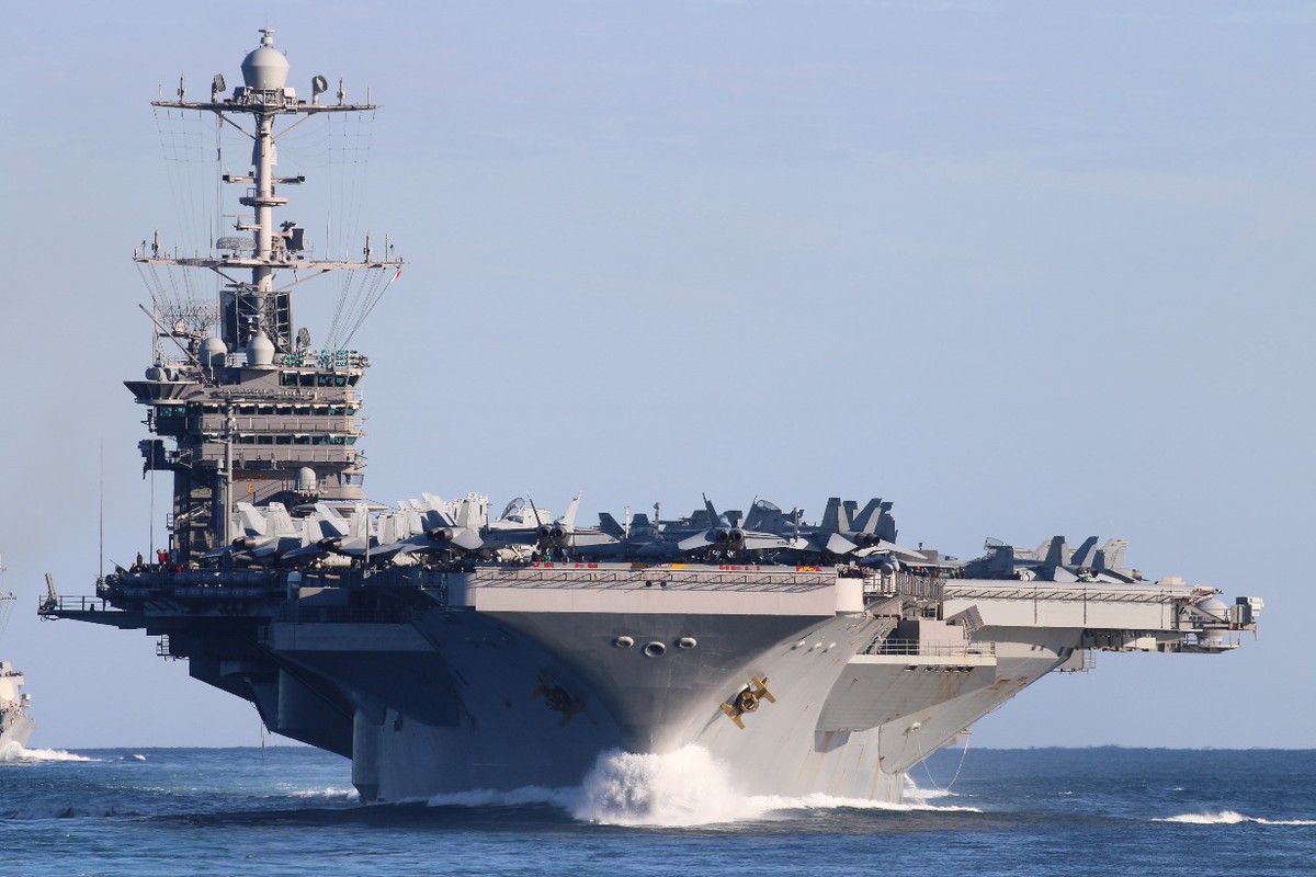 Хуситы нанесли ракетный удар по авианосцу USS Harry Truman в Красном море