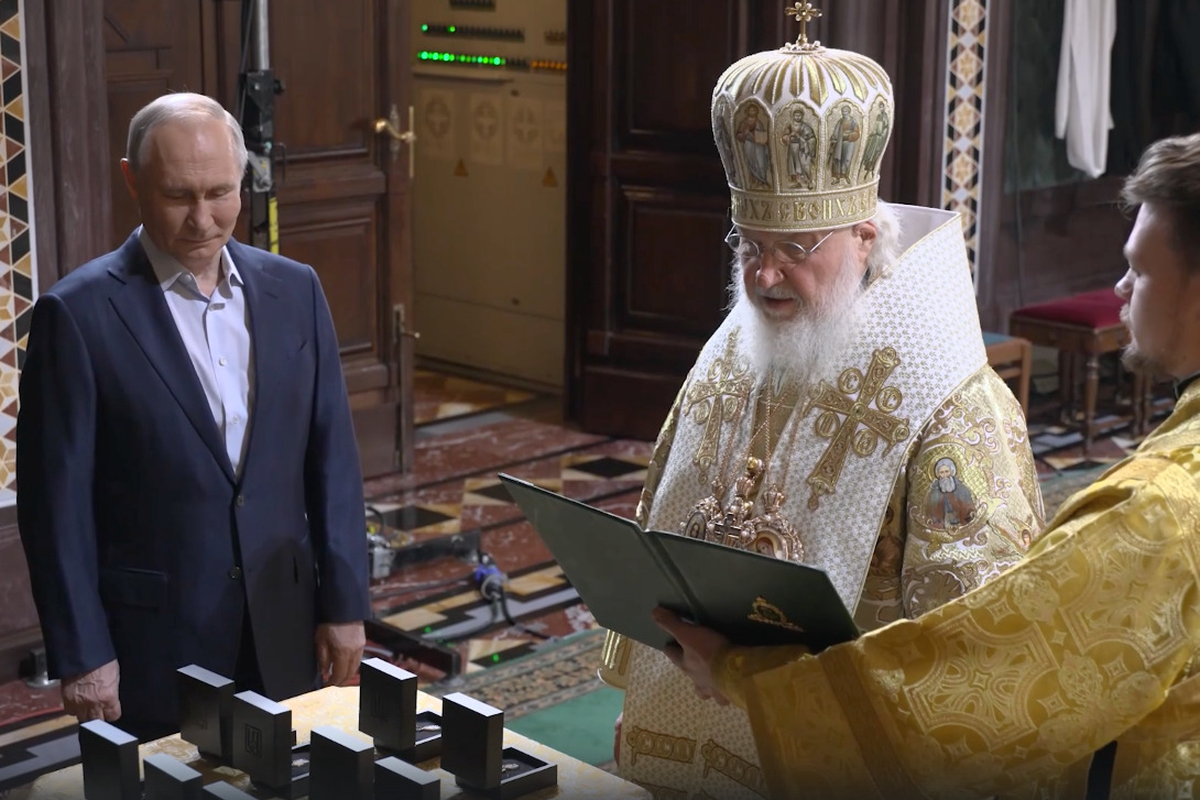 Патриарх Кирилл по просьбе Путина освятил кресты и иконки для военных