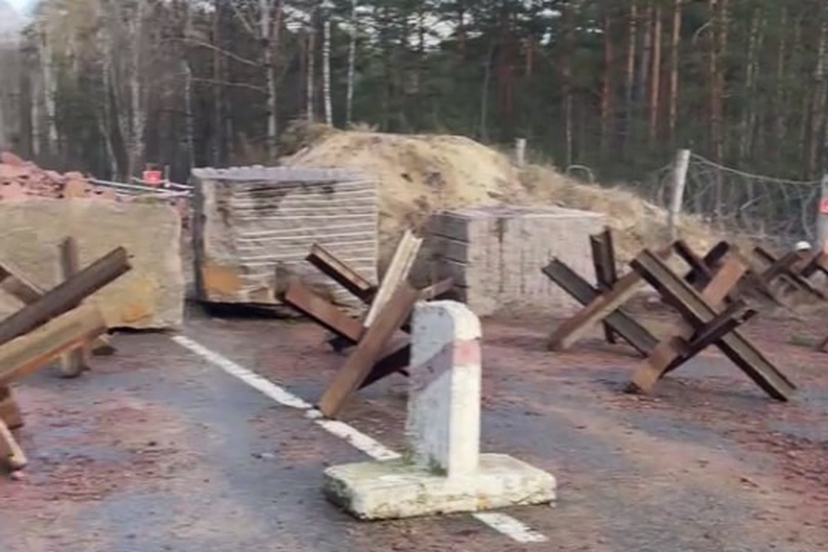 Трассу на границе Украины и Белоруссии загородили валунами