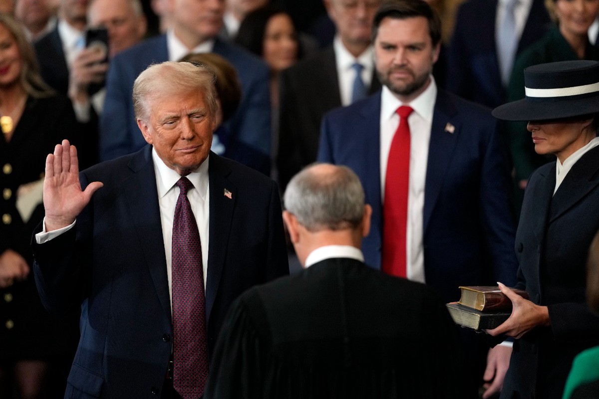 Трамп официально вступил в должность президента США