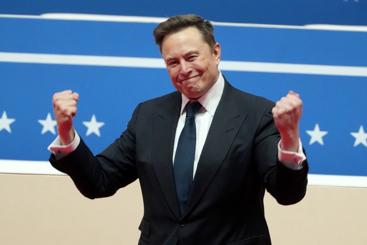 Экс-депутат бундестага спрогнозировал реакцию немцев на проекцию того самого жеста Маска на фасад завода Tesla