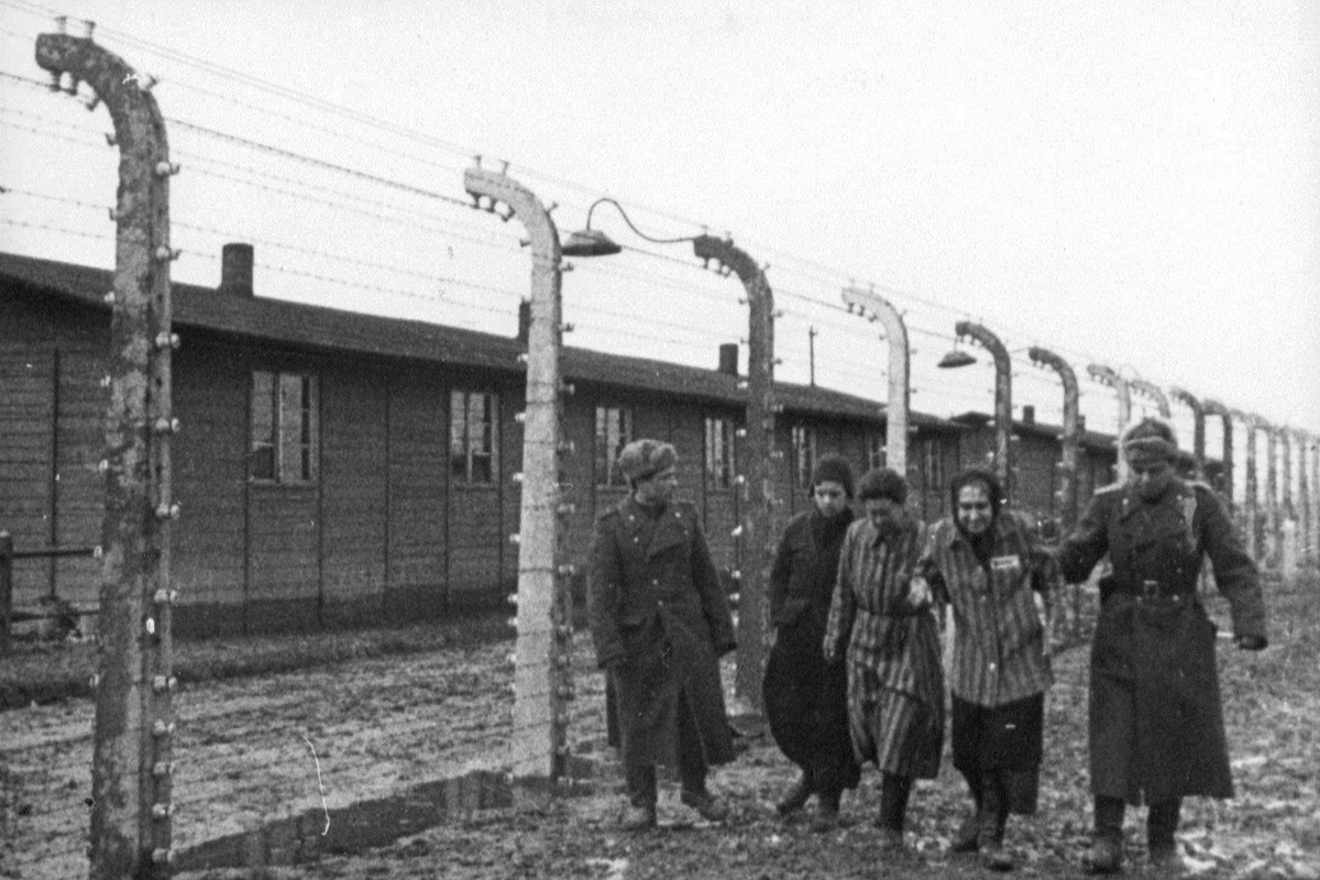В Германии школьники отделались выговором за нацистские жесты у концлагеря