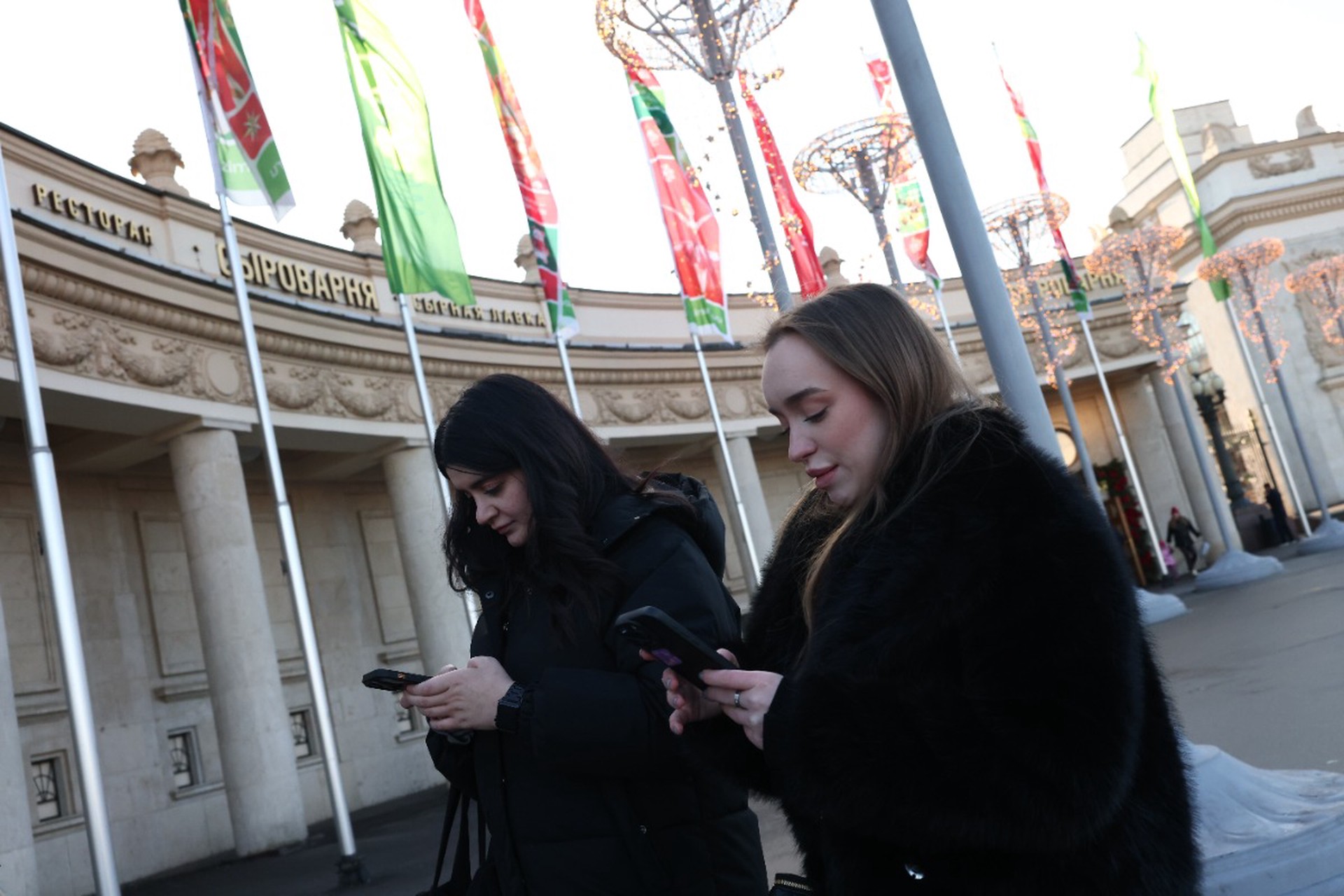 Опасные новогодние открытки стали получать россияне в мессенджерах