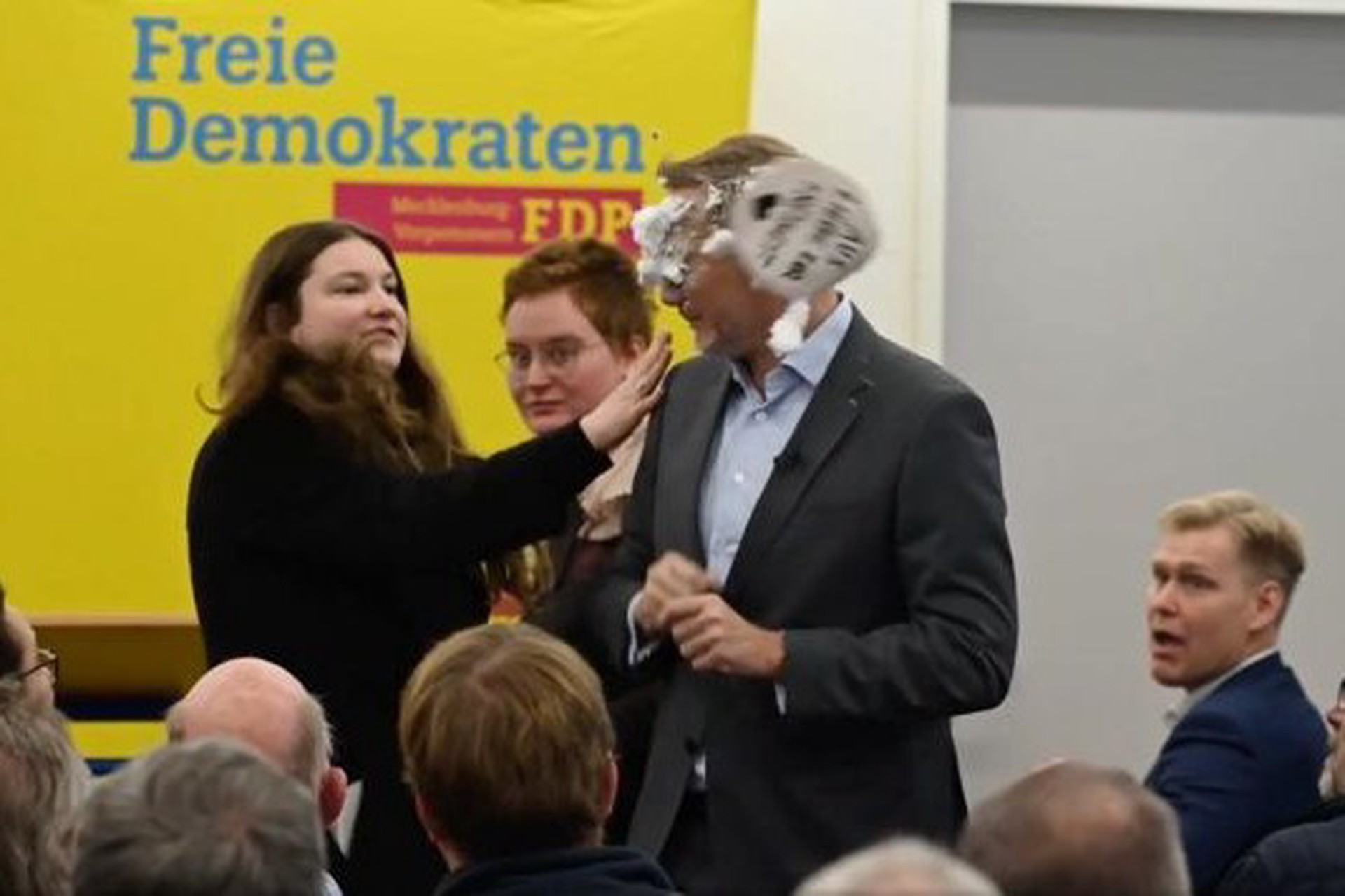 Бывшему главе Минфина Германии Линднеру бросили в лицо муляж торта