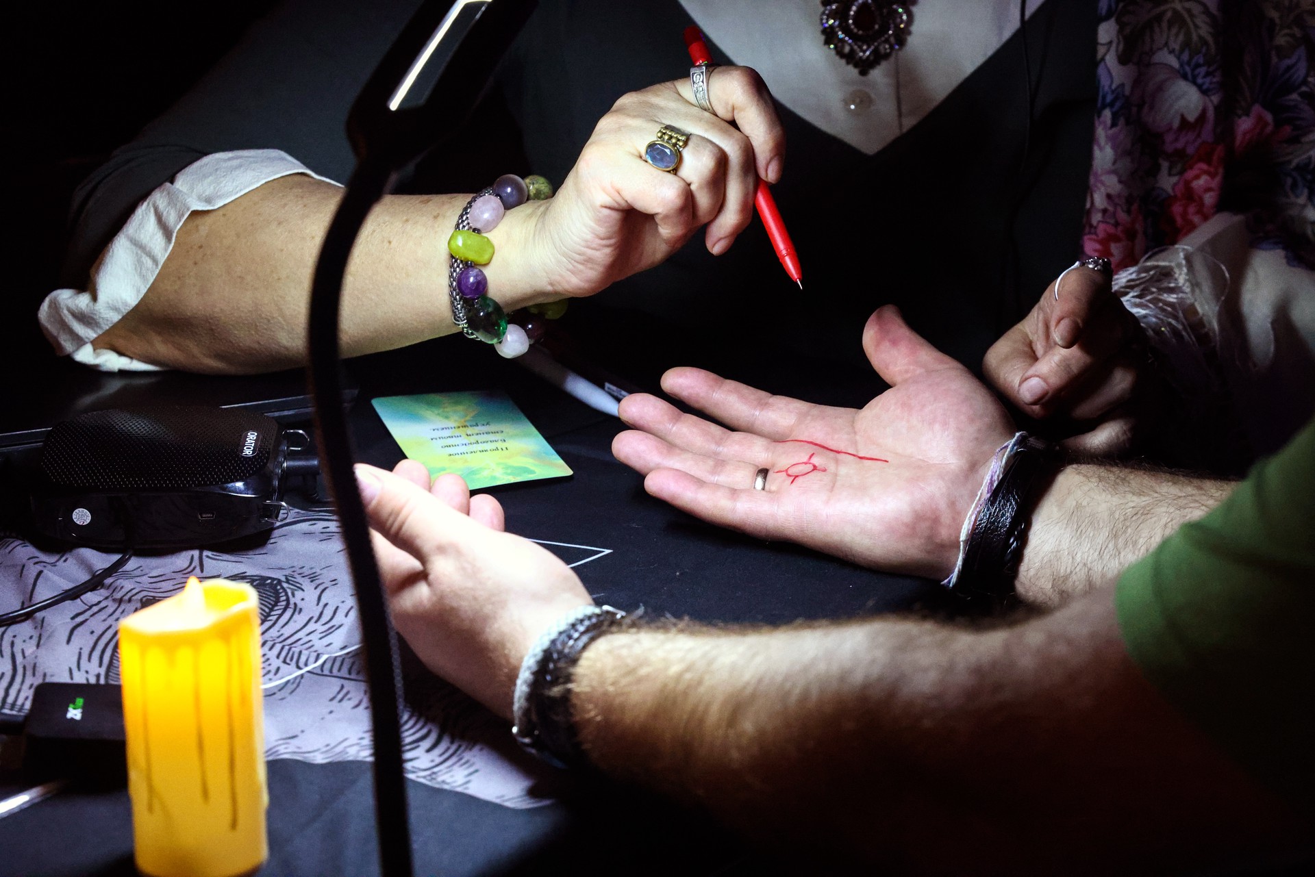 Нечисть на руку: о чем говорит рост мистицизма в российском обществе