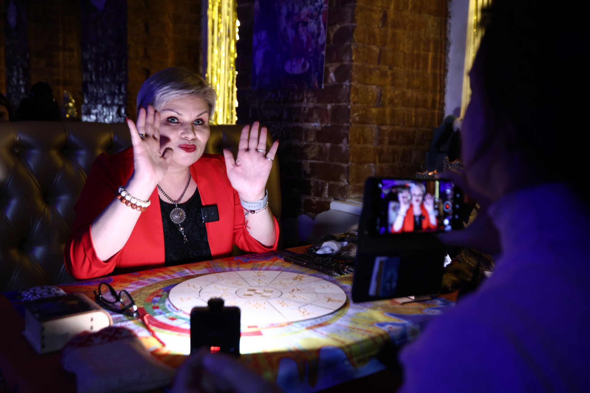 Россияне охладели к астрологам и эзотерикам