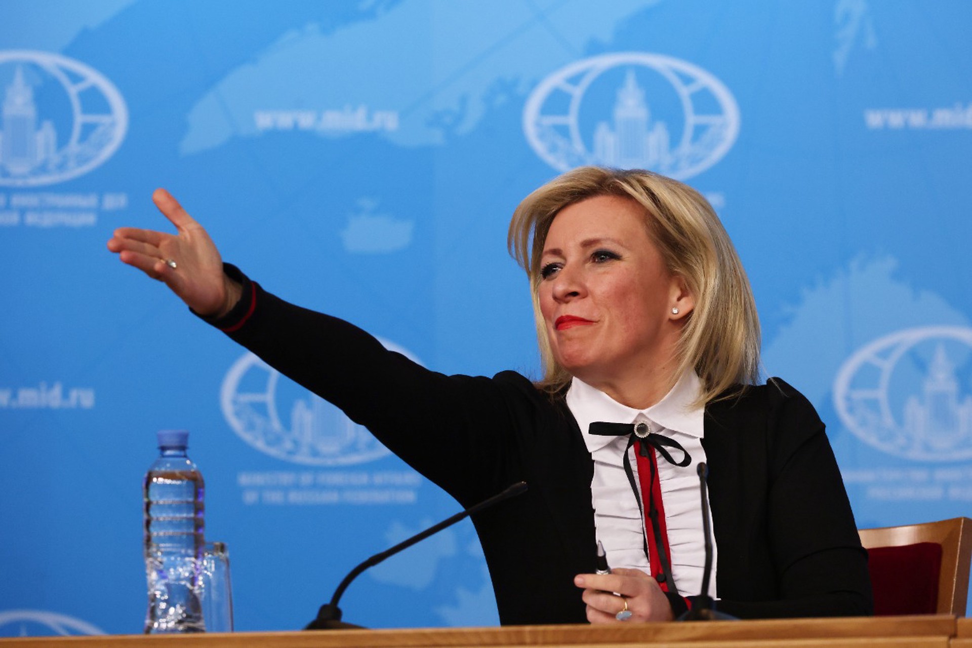 Захарова иронично прокомментировала интерес Ермака к услугам гадалок