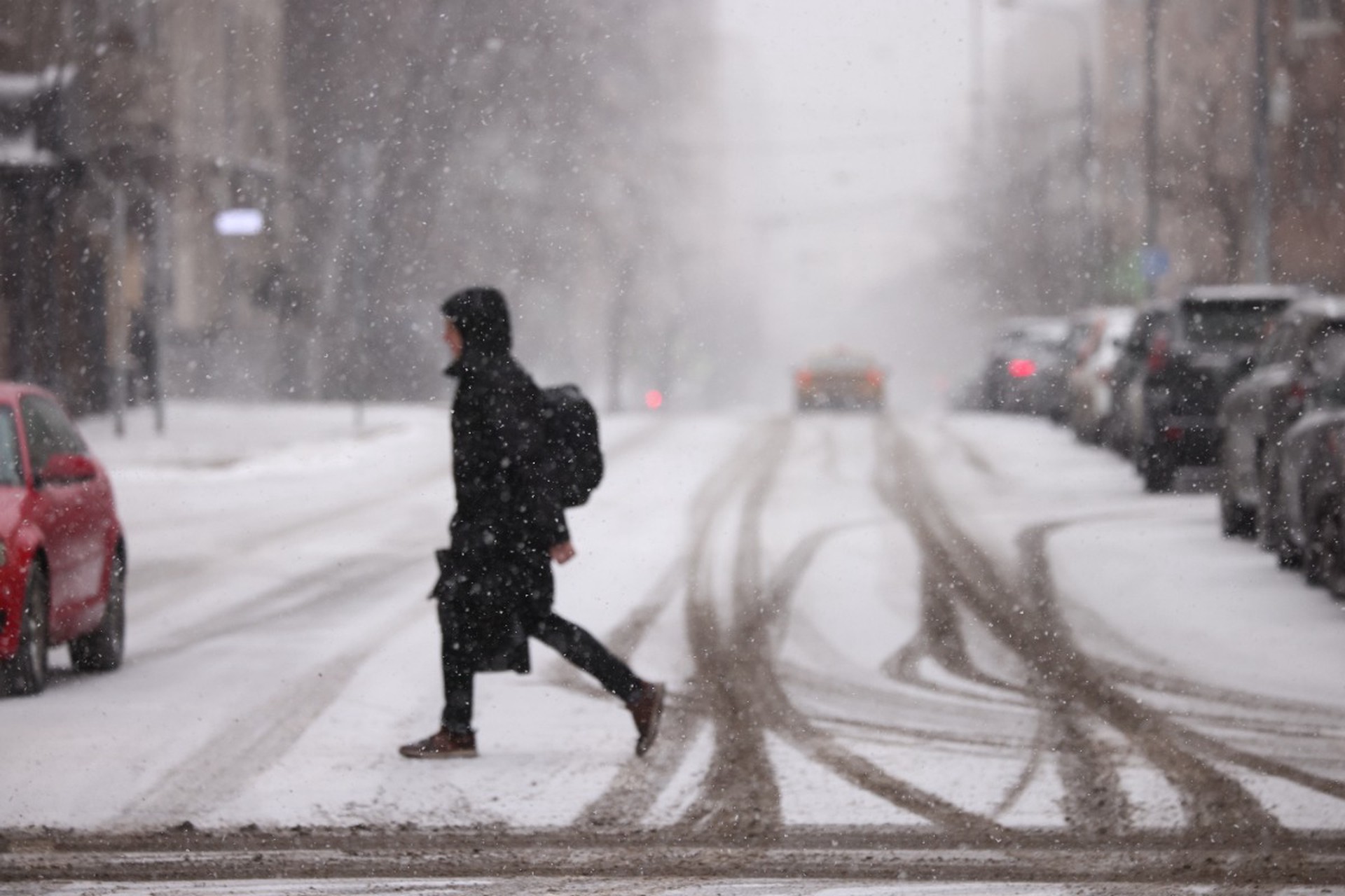 Россиянам напомнили правила безопасных поездок в снегопад