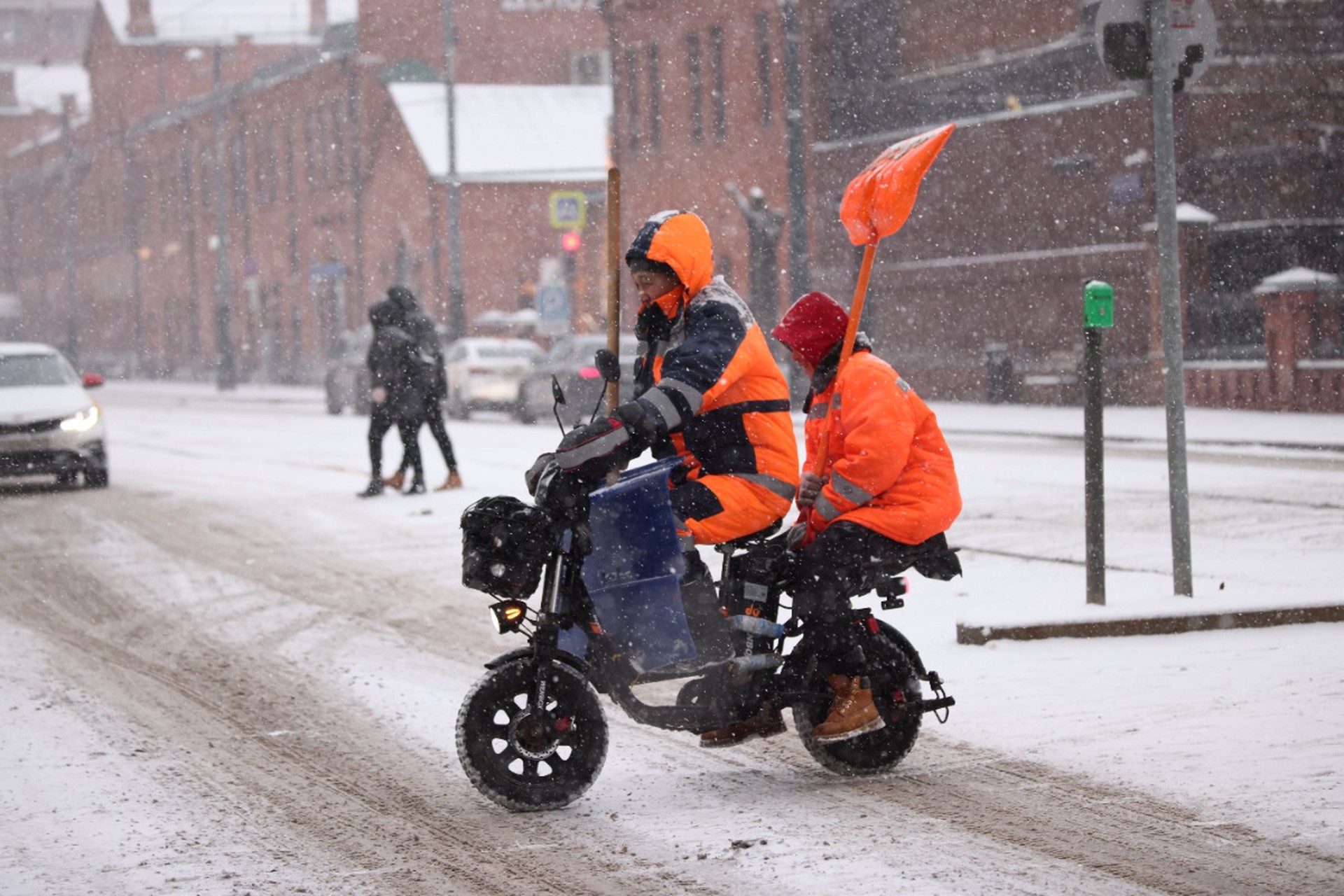 Главное к утру 24 декабря: на юге Москвы взорвался автомобиль, самолет с ливийской делегацией потерпел крушение в Турции, в России могут усилить контроль за мигрантами