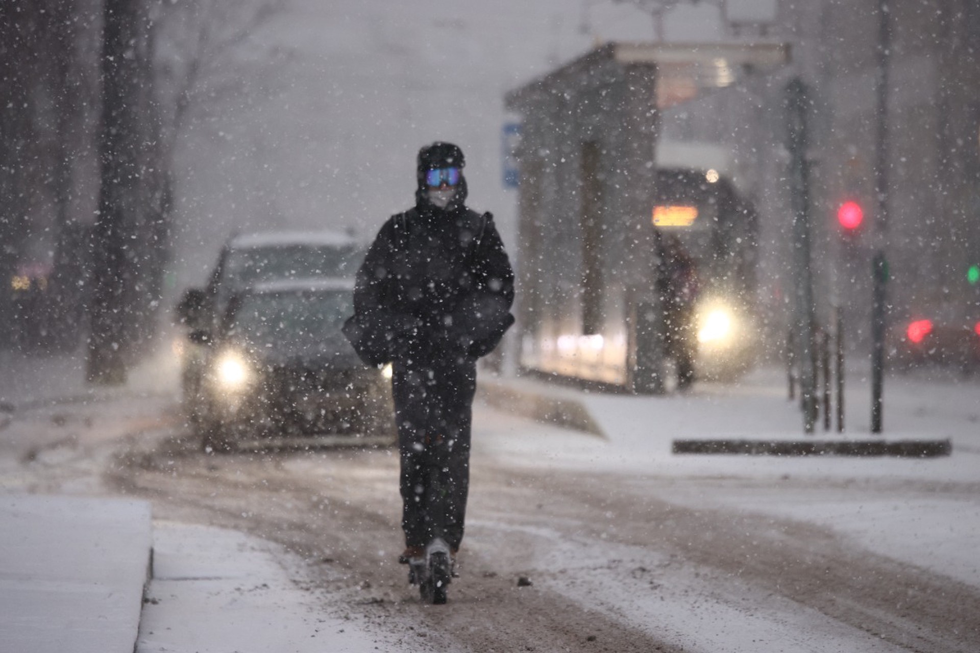 Снежный апокалипсис в России и Белоруссии: москвичи тонут в сугробах, а Лукашенко взялся за лопату