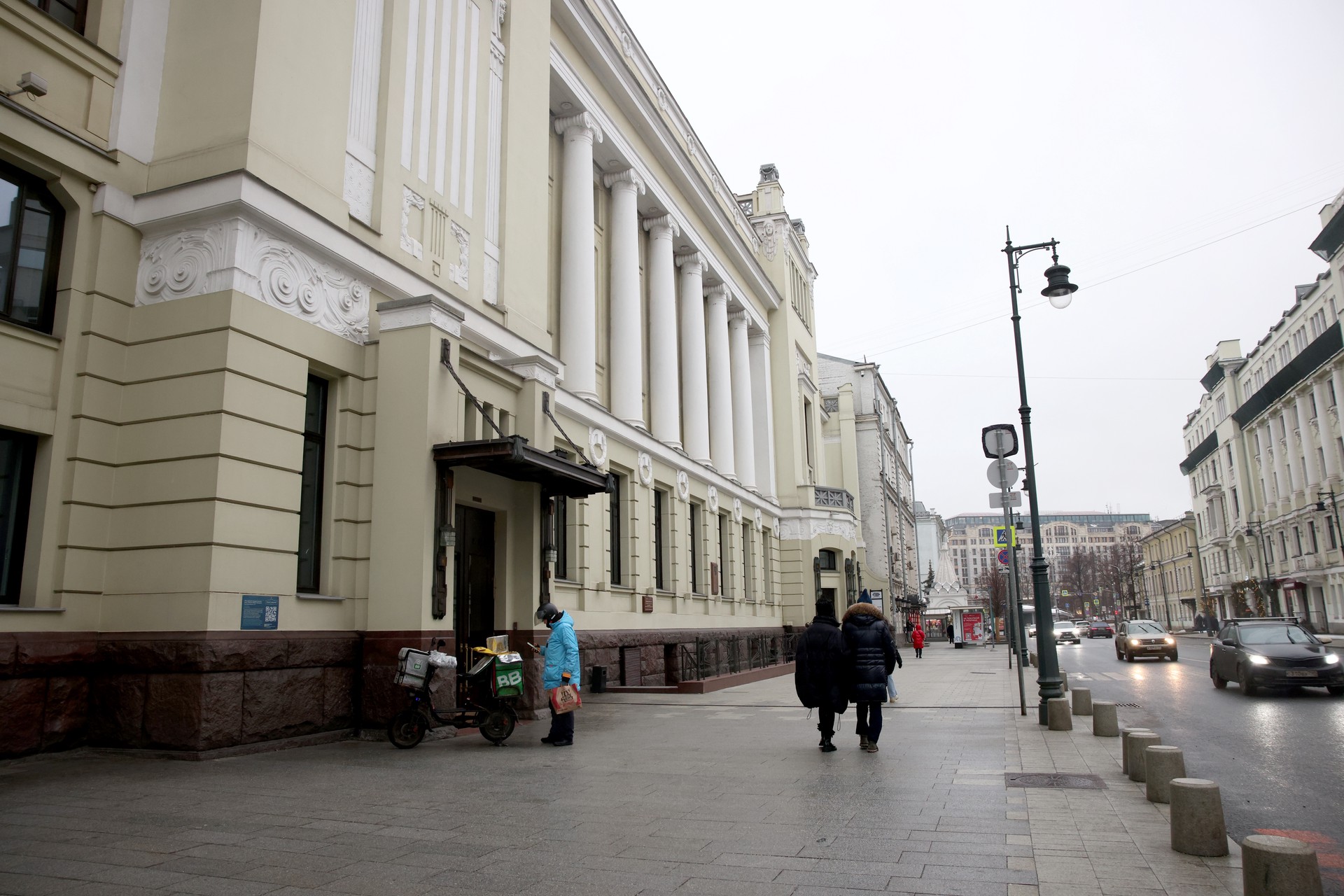 В «Ленкоме» появился пернатый артист