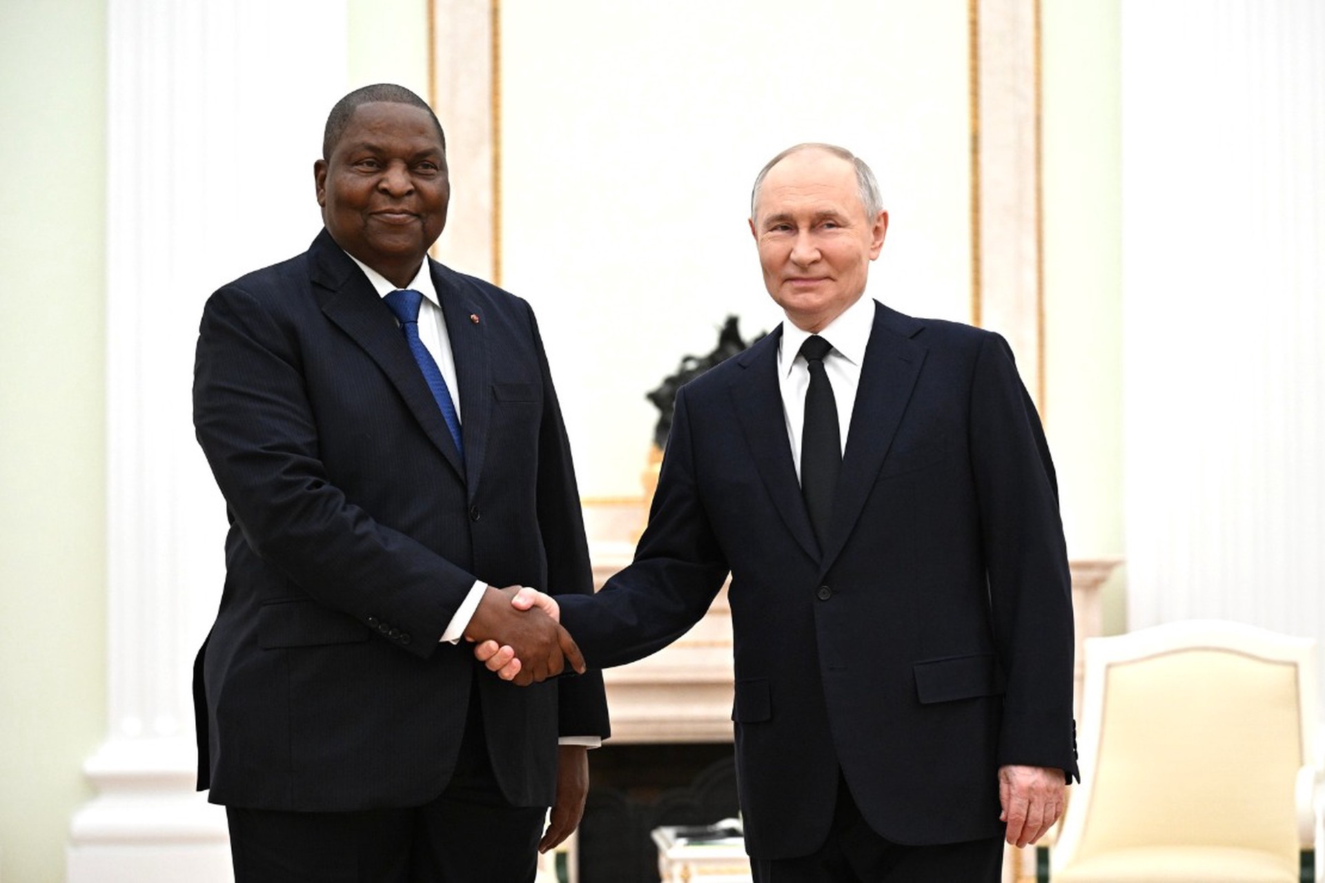 Путин обсудил развитие сотрудничества с лидером ЦАР