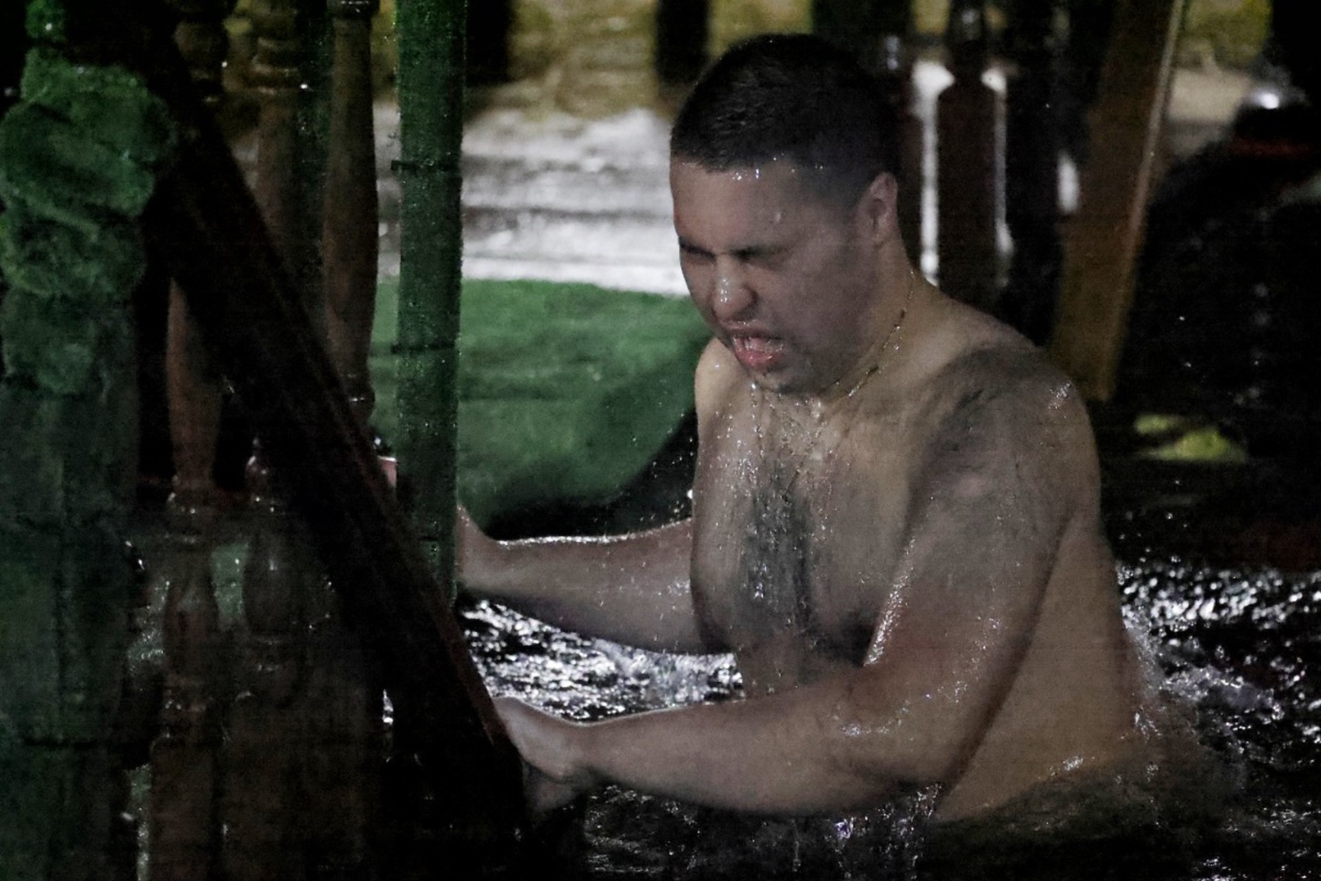 Роспотребнадзор предупредил, кому опасно окунаться в прорубь на Крещение